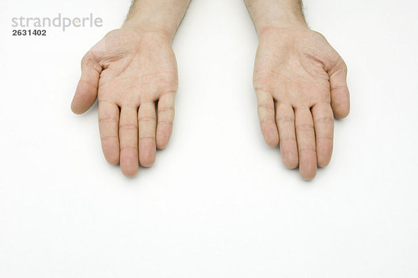 Zwei Hände nebeneinander  Handflächen nach oben gerichtet