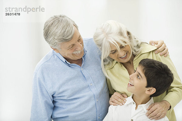 Großeltern und Enkel lächeln sich an  Portrait