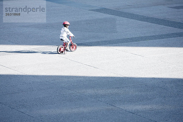 Kinderfahrrad allein auf dem öffentlichen Platz