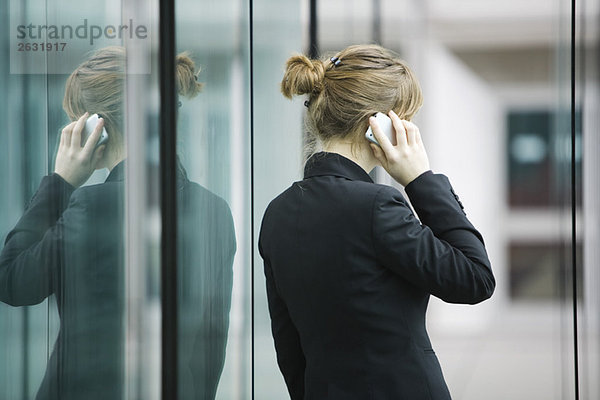 Geschäftsfrau mit Handy  Rückansicht