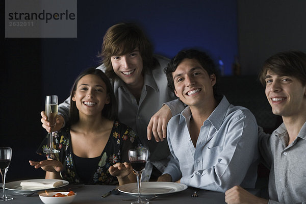 Freunde trinken im Restaurant  lächeln vor der Kamera  Porträt
