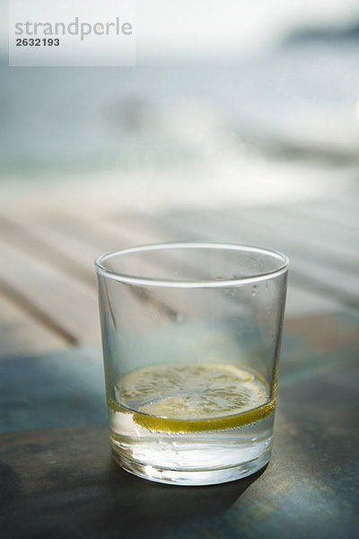 Zitronenscheiben in einem Glas Wasser
