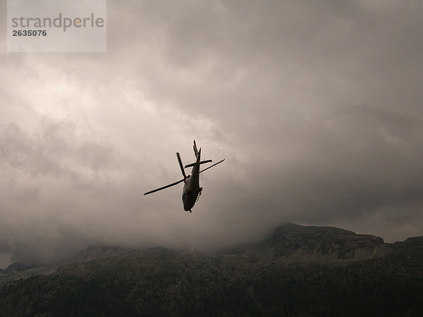Hubschrauber fliegen in Gewitterwolken
