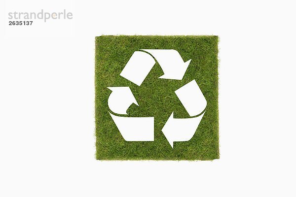 Recycling-Symbol auf Gras
