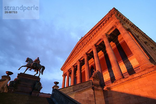 Untersicht des Fahrer-Denkmal vor Gallery  alte National Gallery Berlin  Berlin  Deutschland