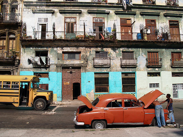 Zwei Männer Reparatur Auto auf Straße  Havanna  Kuba