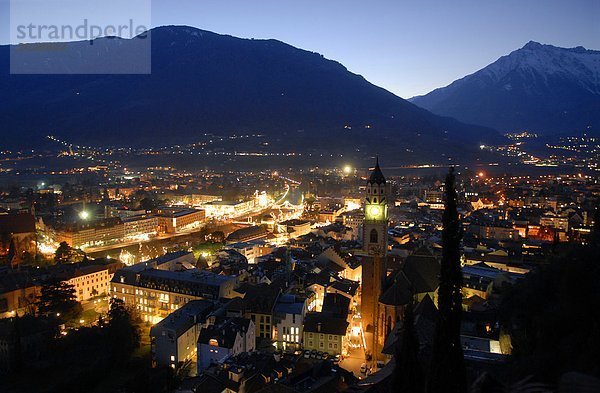 Erhöhte Ansicht der Stadt beleuchtet in der Dämmerung  Meran  Trentino-Alto Adige  Italien