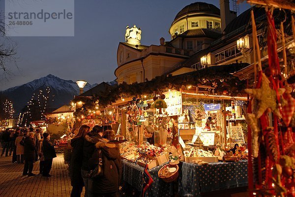 Menschenbei Weihnachtsmarkt  Meran  Trentino-Alto Adige  Italien