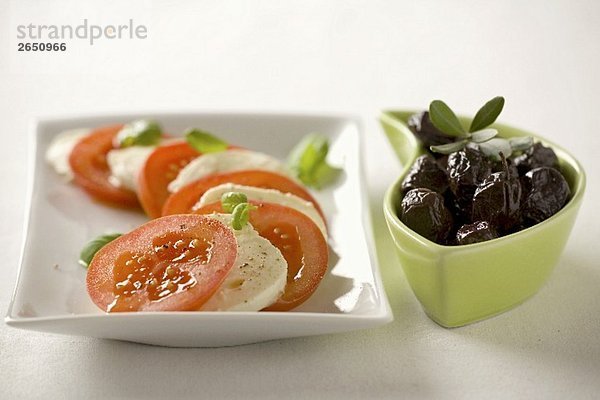 Tomaten mit Mozzarella und Basilikum & schwarze Oliven