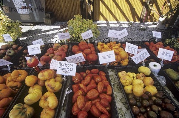 Verschiedene Heirloom Tomaten auf einem Markt