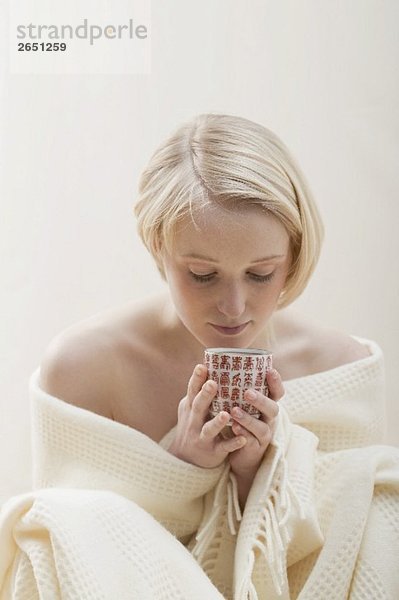 Junge Frau mit einer Tasse Tee