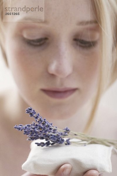 Junge Frau mit Lavendelkissen