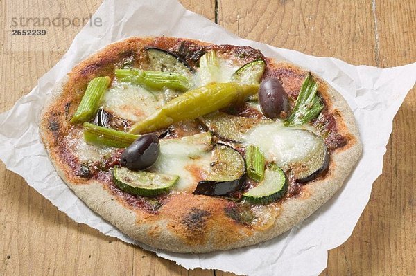 Pizza mit Zucchini  Auberginen  Peperoni und Oliven