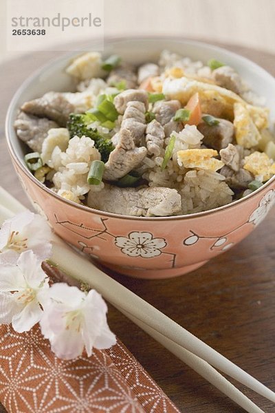 Gebratener Reis mit Rindfleisch und Gemüse (Asien)