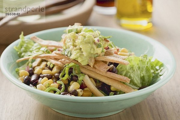 Salat mit Bohnen  Mais  Tortillastreifen und Guacamole