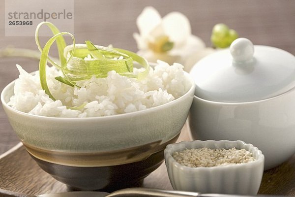 Gekochter Reis und Sesamsamen (Asien)