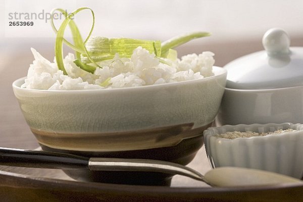 Gekochter Reis und Sesamsamen (Asien)