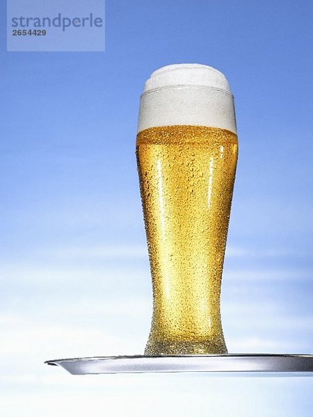 Grosses Glas helles Bier mit Schaumkrone