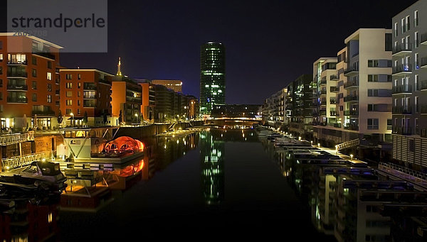 Gebäude in der Nacht beleuchtet Frankfurt  Hessen  Deutschland