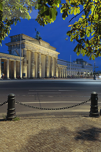 Gate beleuchtet in Dämmerung  Brandenburger Tor  Berlin  Deutschland