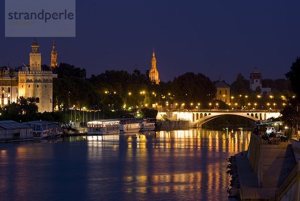 Brücke über Fluss in der Nacht beleuchtet