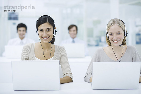 Telemarketer  die im Call Center arbeiten  lächelnd