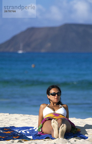Frau Entspannung am Strand  Kanaren  Spanien