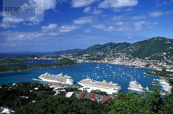 Luftbild von Kreuzfahrt Schiffe im Hafen  Charlotte Amalie  St. Thomas  Leeward Islands  US Virgin Islands