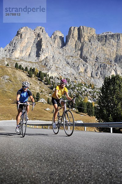 Zwei Mountainbiker Radfahren zusammen  Dolomiten  Italien