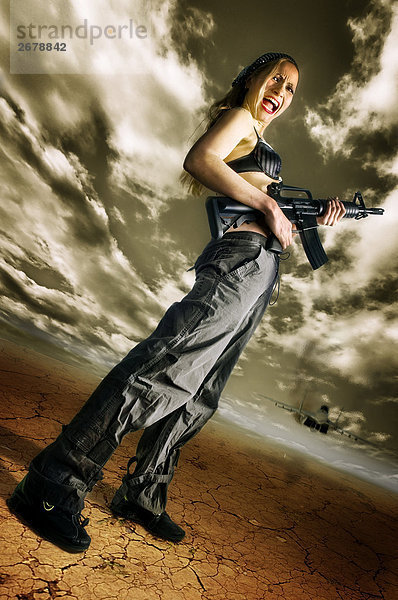 Frau mit einem Maschinengewehr  Anzeigen von unten