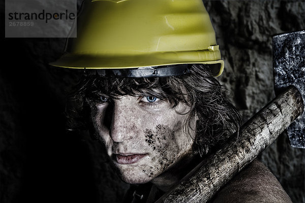 Frau trägt ein Worker Hut  Portrait