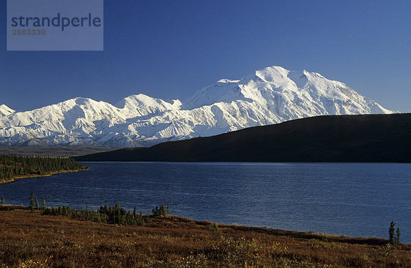 See gegenüber Schnee bedeckt Gebirge  Mt McKinley  Wonder Lake  Denali National Park  Alaska  USA