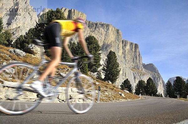 Mountainbiker in Bewegung auf Country Road  Dolomiten  Italien