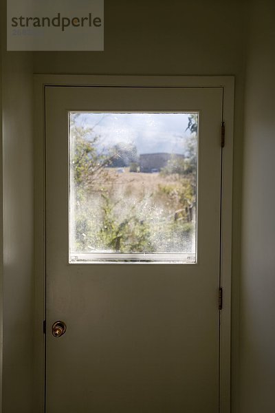Tür mit der Fenster Suche zu außerhalb.