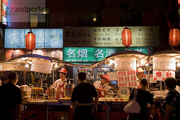 Imbissstände bieten exotische Köstlichkeiten zum Verkauf entlang einer Beijing  China