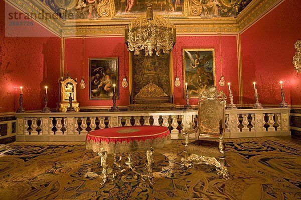 Stuhl und Tisch in Ausstellungshalle der Burg  Schloss Versailles  Paris  Frankreich