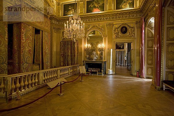 Kronleuchter beleuchtet in Burg  Schloss Versailles  Paris  Frankreich