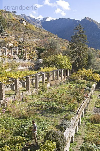 Erhöhte Ansicht des Menschen stehen im Franziskanerkloster  Saorge  Roya Bevera Tal  Provence-Alpes-Côte d ' Azur  Frankreich