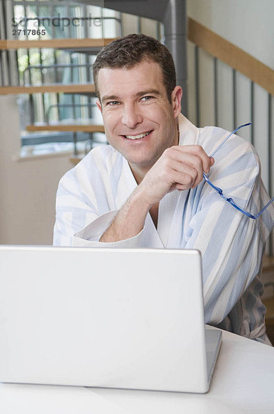 Porträt eines Mannes am Laptop