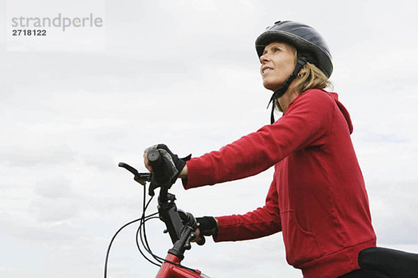 Radfahrerin beim Fahrradfahren