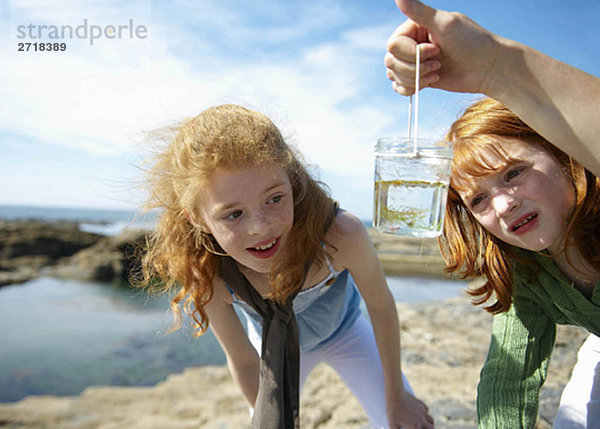 2 Mädchen  die Fische im Glas auf dem Seeweg anschauen