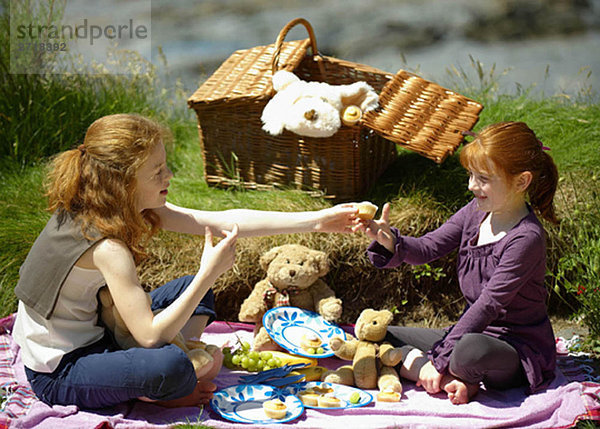 2 Mädchen beim Teddybär-Picknick