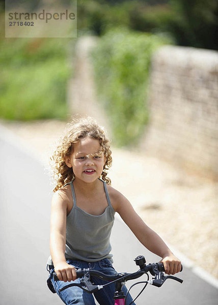 Junges Mädchen auf dem Fahrrad