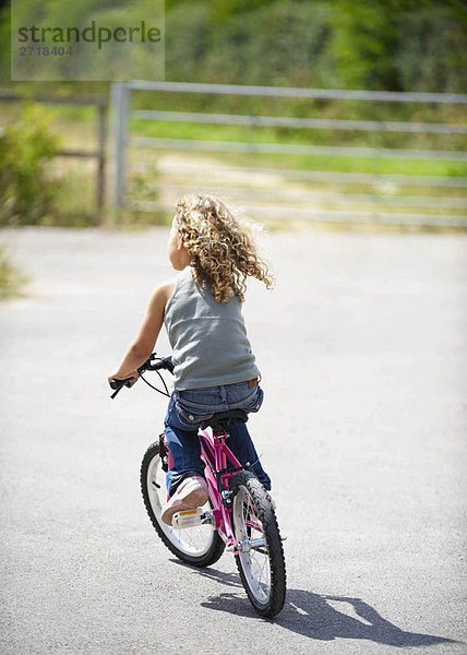 Junges Mädchen auf dem Fahrrad