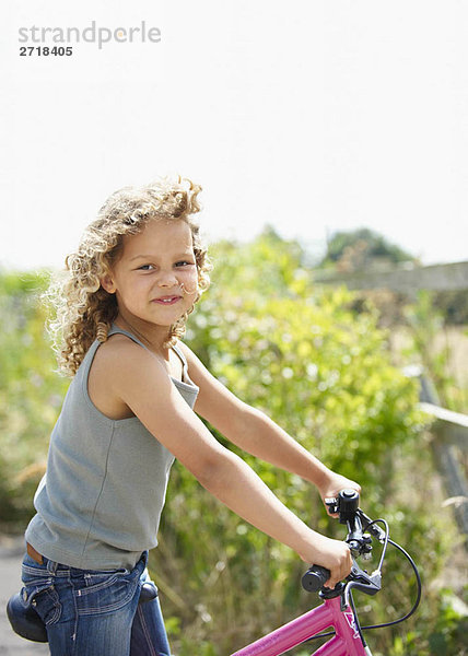 Junges Mädchen auf dem Fahrrad