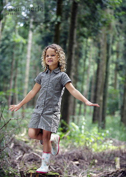 Junges Mädchen beim Balancieren im Wald