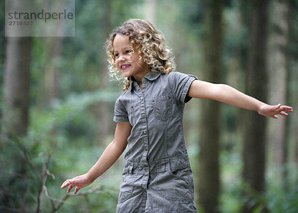 Junges Mädchen Arme ausgestreckt Waldland