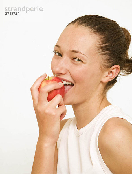 Mädchen beim Essen eines roten Apfels