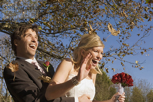 Ein Hochzeitspaar im Herbstwind