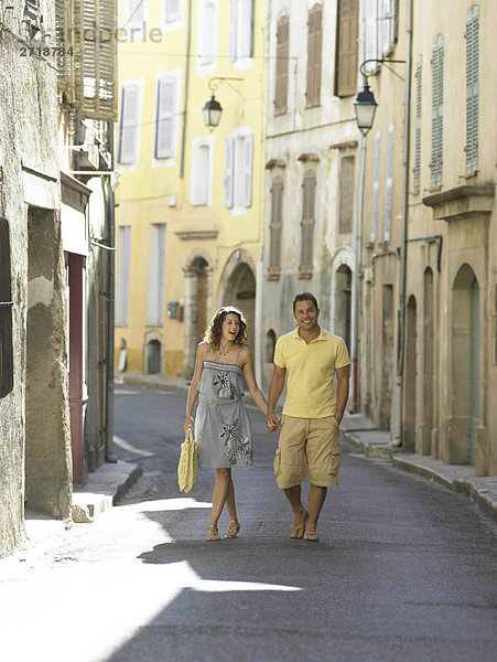 Ein Paar geht die Straße entlang in der Provence.